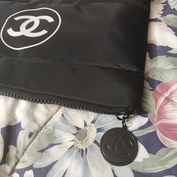 Nylon Novelty Essential Pouch And iPad Holder For Protection - Picture 6 of 7